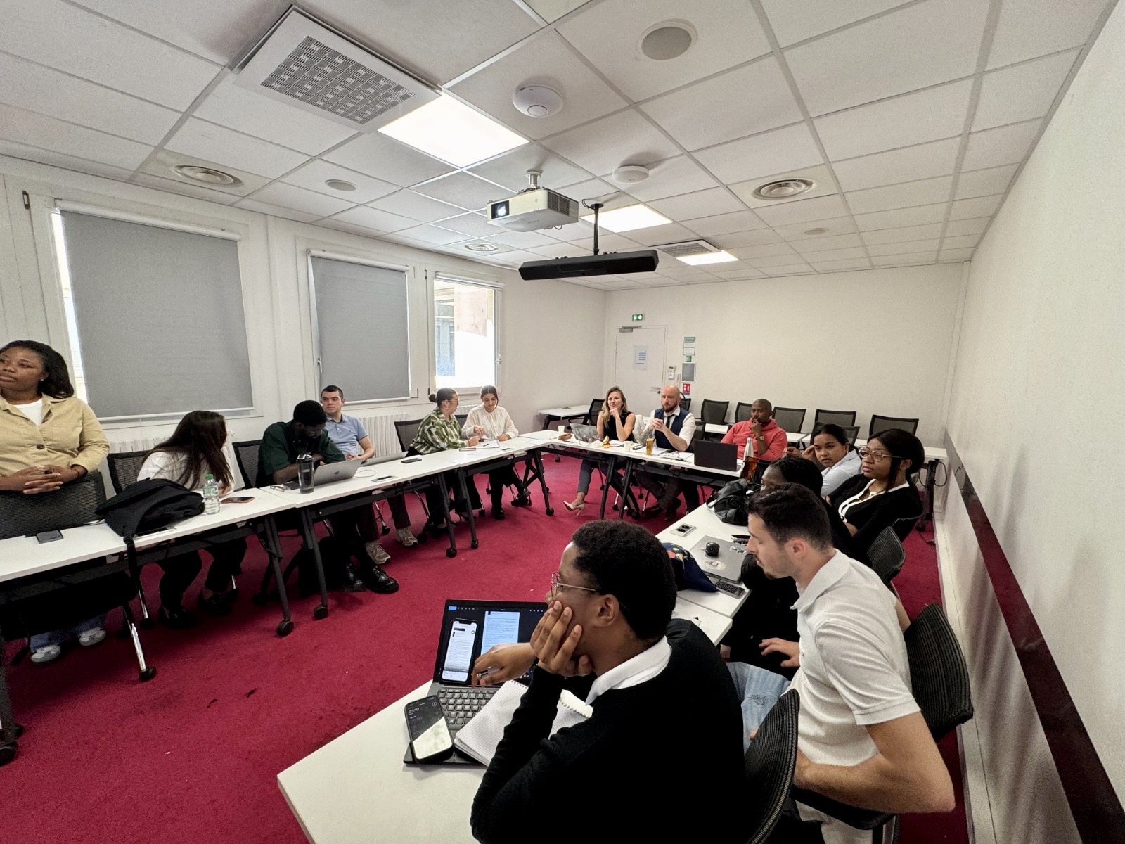 Groupe en formation RH autour d’une table